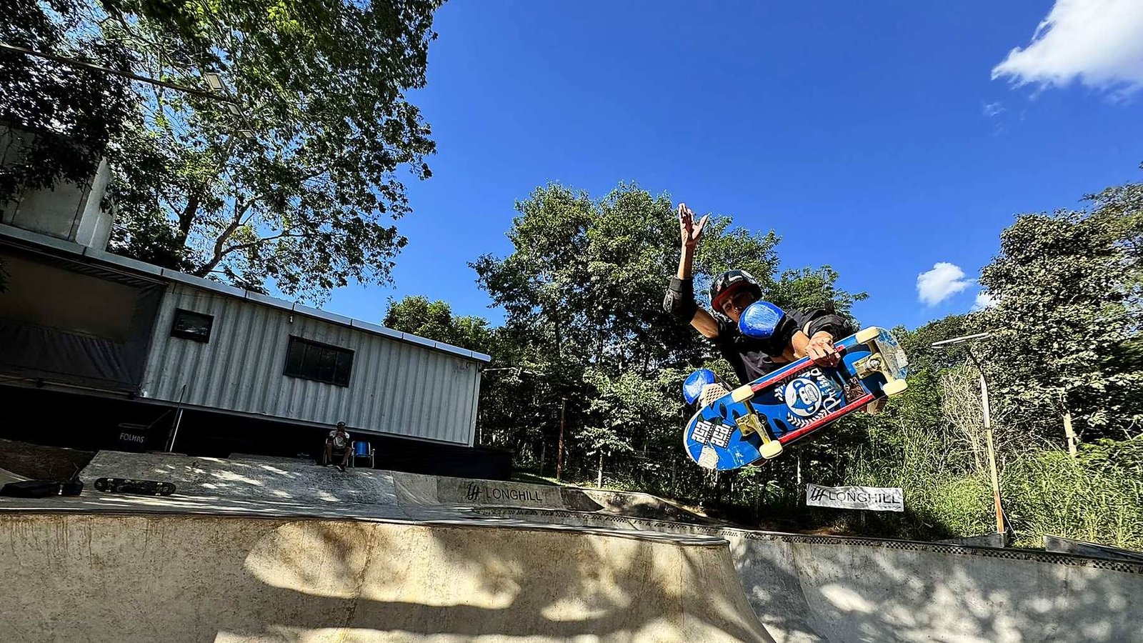Air no bowl do QG LongHill, com a casa de contêineres e a mata ao fundo