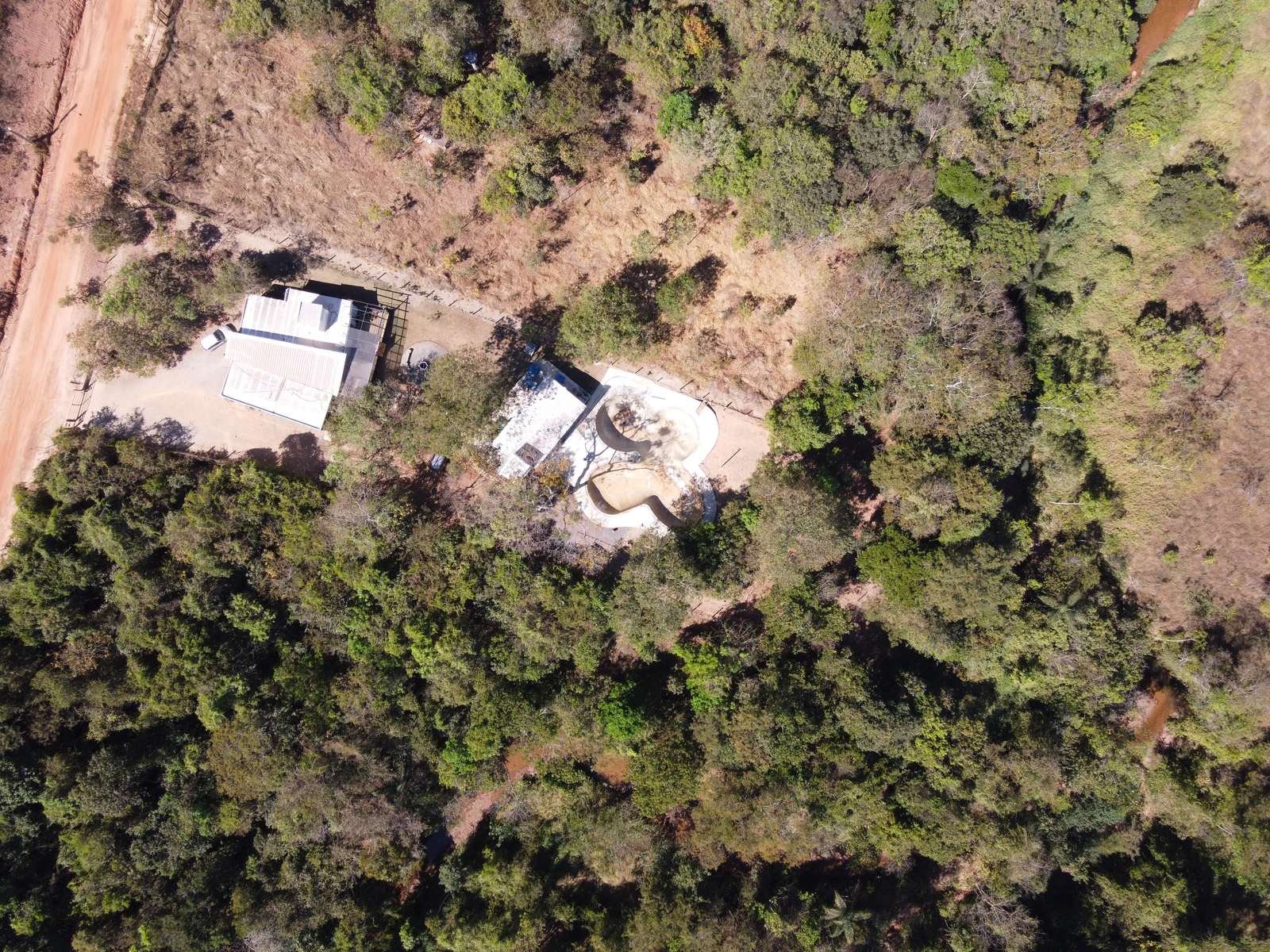 Vista aérea do QG LongHill: bowl, casa de contêineres e mata