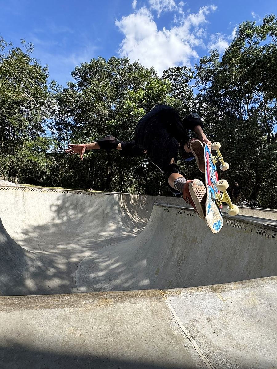 Air acima da borda do bowl, recortado no céu azul