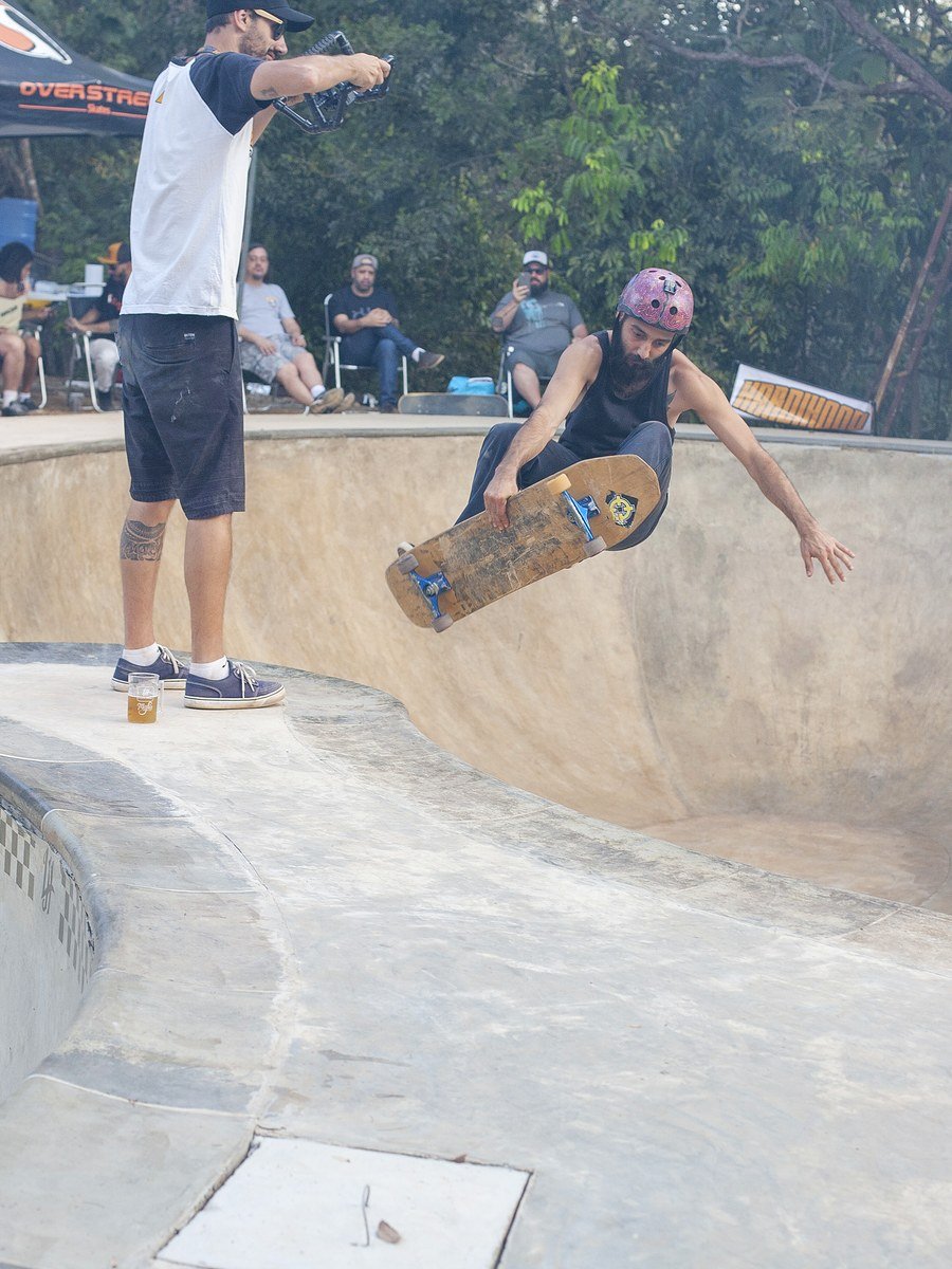 Carve na transição do bowl, com a plateia sentada na borda