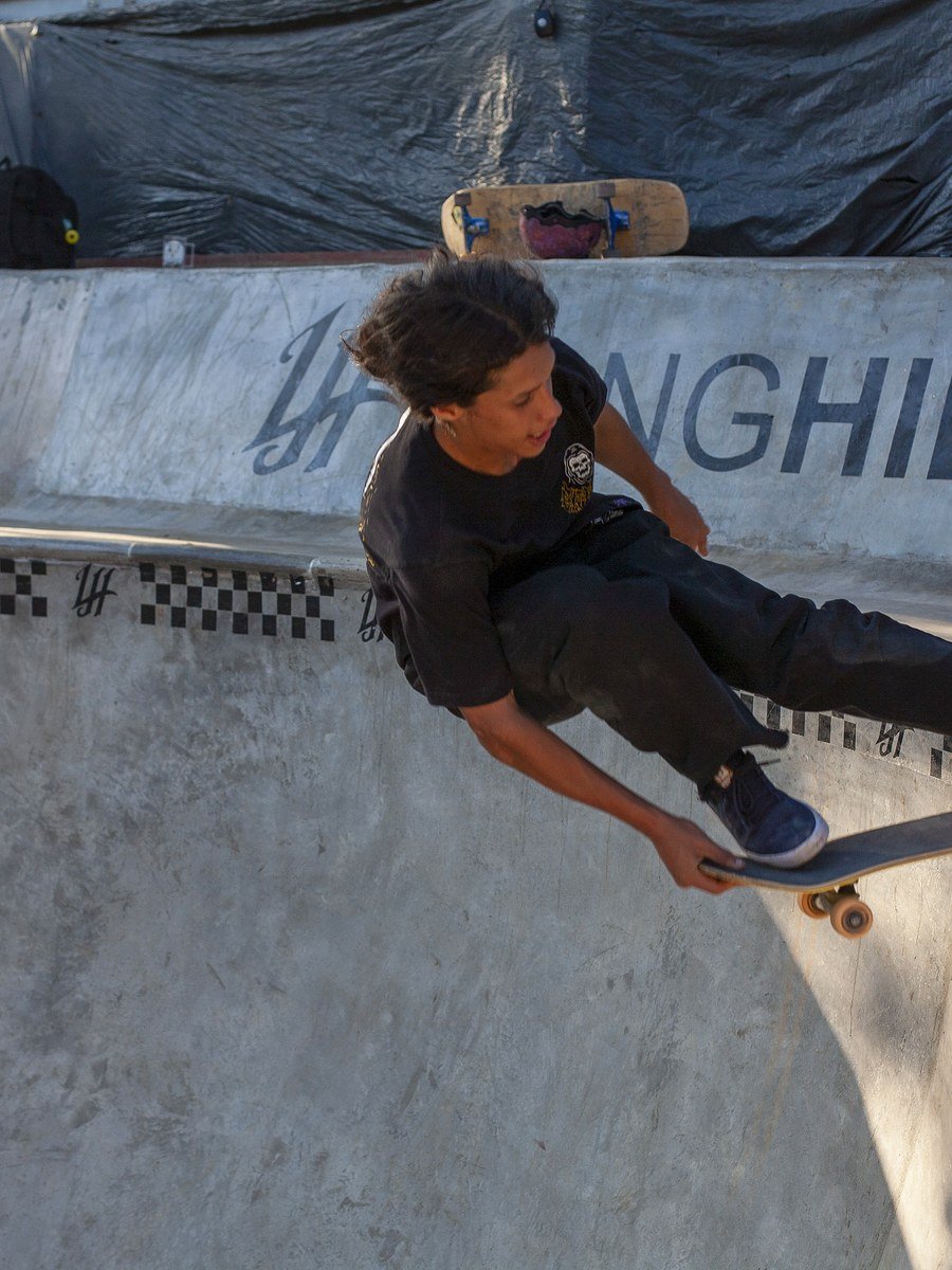 Grind na borda do bowl, com LONGHILL pintado no muro atrás