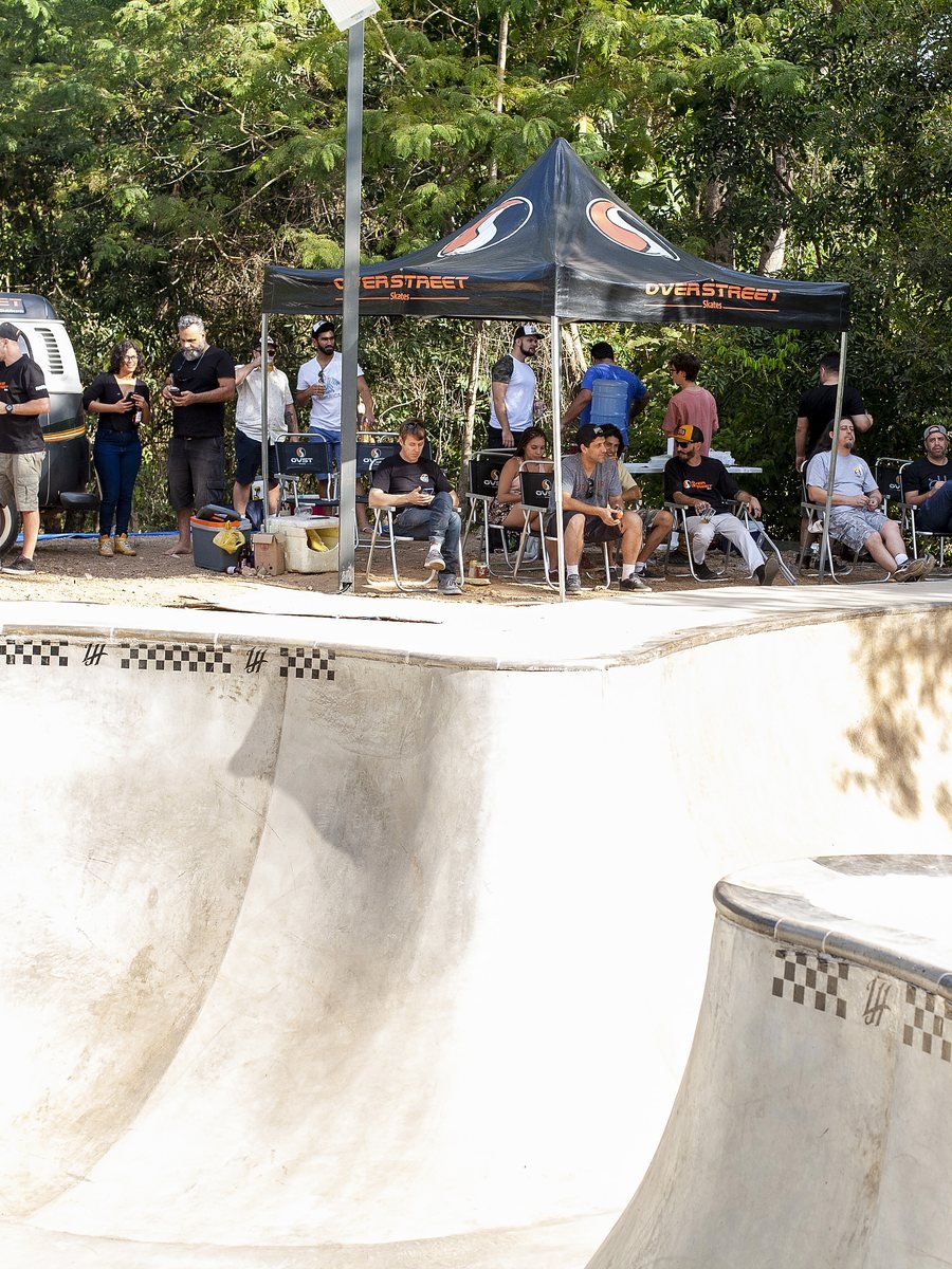A plateia sentada na sombra da tenda, com o bowl vazio em primeiro plano