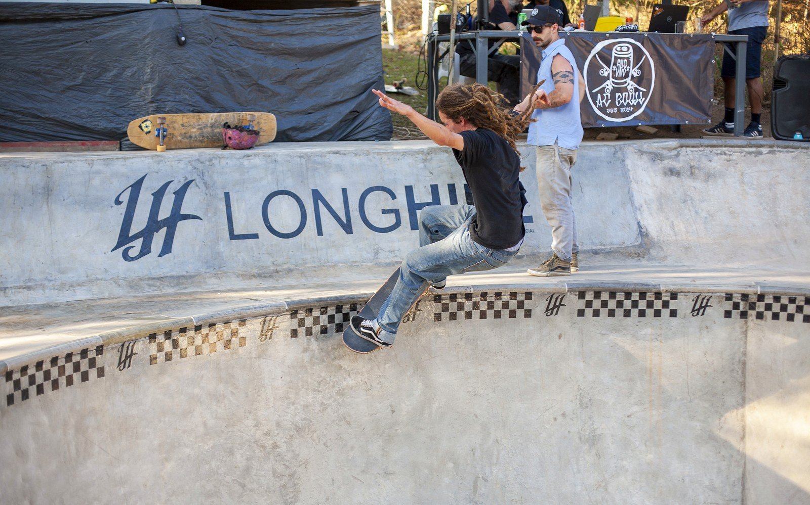 LONGHILL pintado à mão no muro do bowl, com o monograma repetido nos ladrilhos da borda