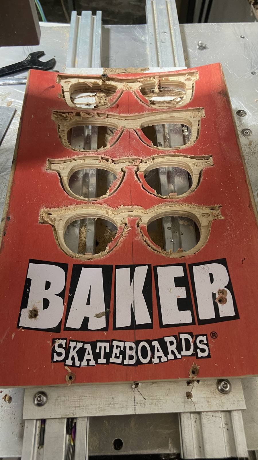 Shape de skate usado da Baker, com armações de óculos já recortadas na fresa
