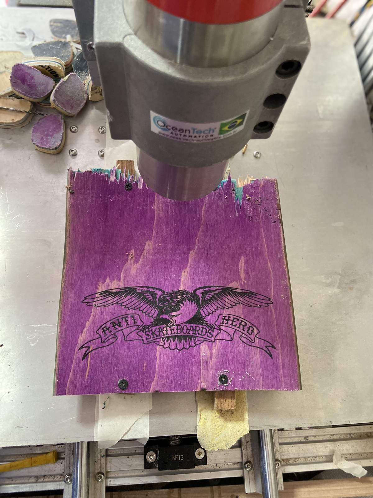 Shape de skate roxo da Anti-Hero sendo aberto na fresadora CNC