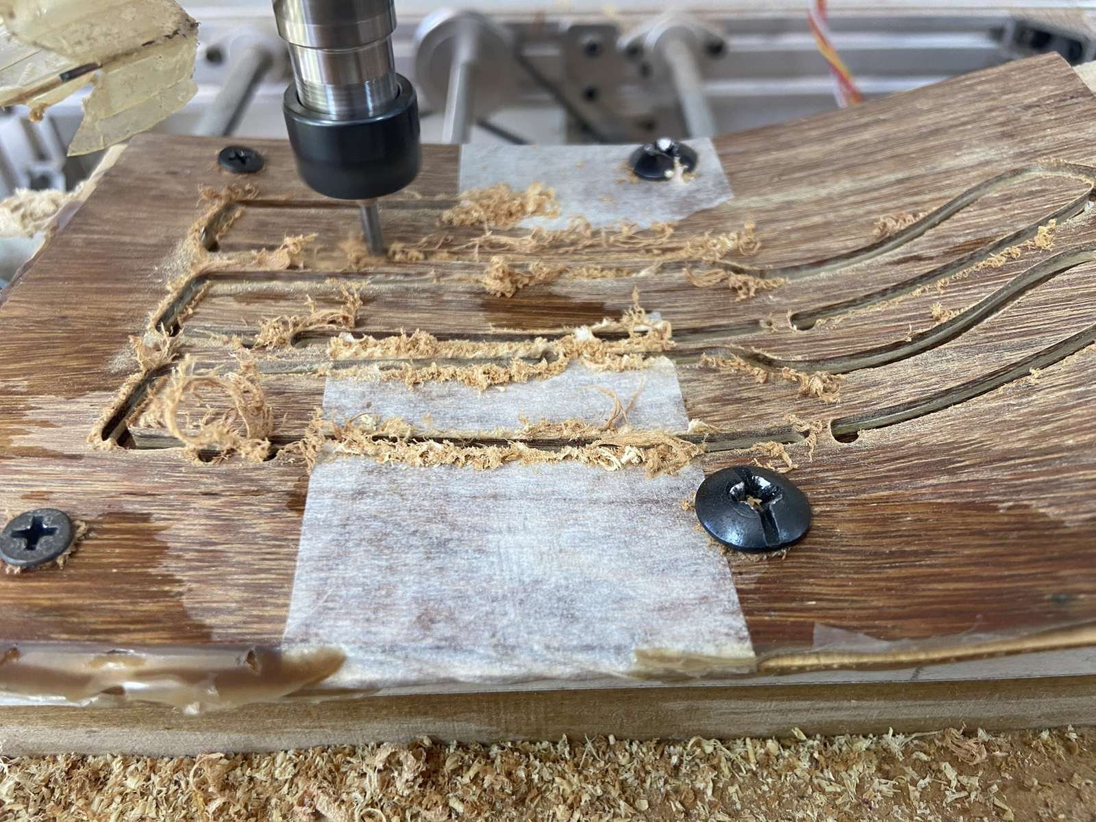 CNC com serragem acumulada