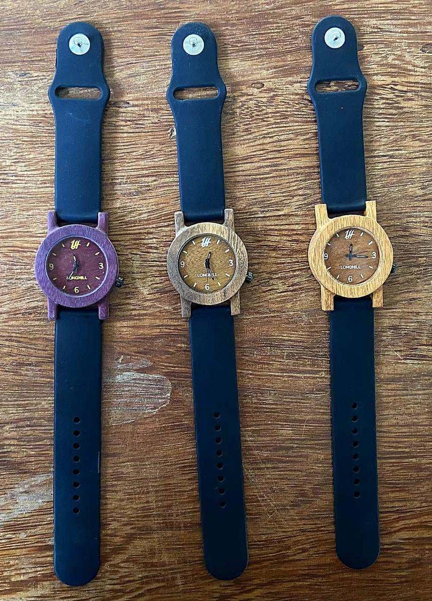 Três relógios da série madeira de lei, cada um de uma madeira, com pulseira azul
