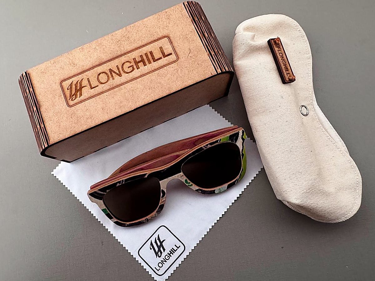 Óculos LongHill com capa de tecido, flanela e o case rígido gravado a laser ao lado