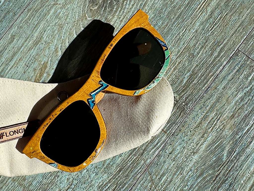 Par amarelo e azul da série shape ao sol, sobre a capa de tecido