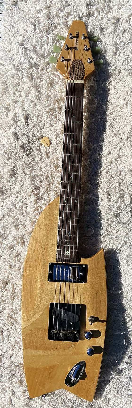Guitarra LongHill feita a partir de um shape LongHill, na oficina do QG