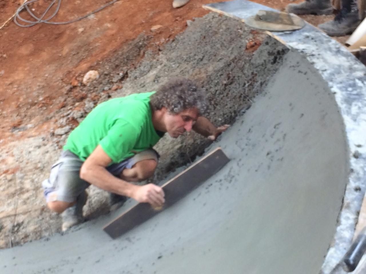 Alisando o concreto fresco com desempenadeira, durante a obra do bowl